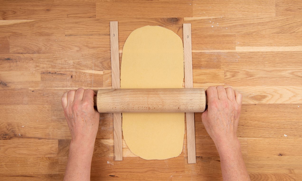 Picture - CakeuDessert Germany Editorialphoto Mürbeteig-Ausrollen 05