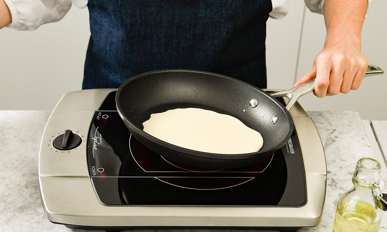 Picture - Pfannkuchenteig in Pfanne geben backen DSC7624 Ausschnitt