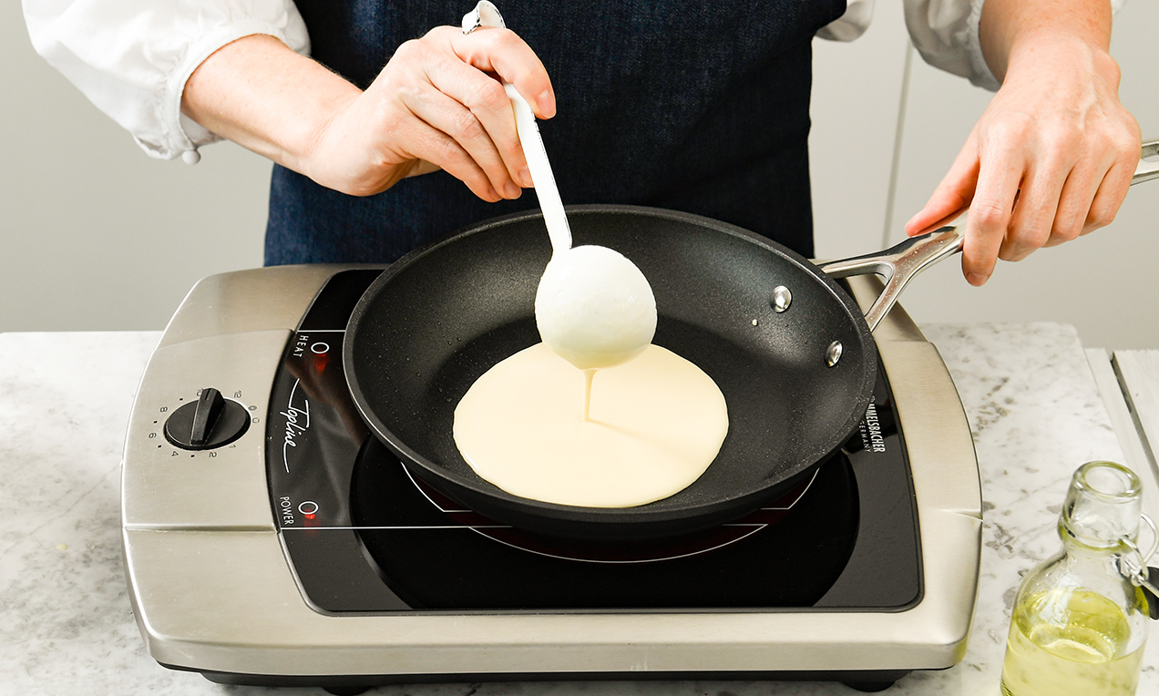 Picture - Pfannkuchenteig in Pfanne geben backen DSC7620 Ausschnitt