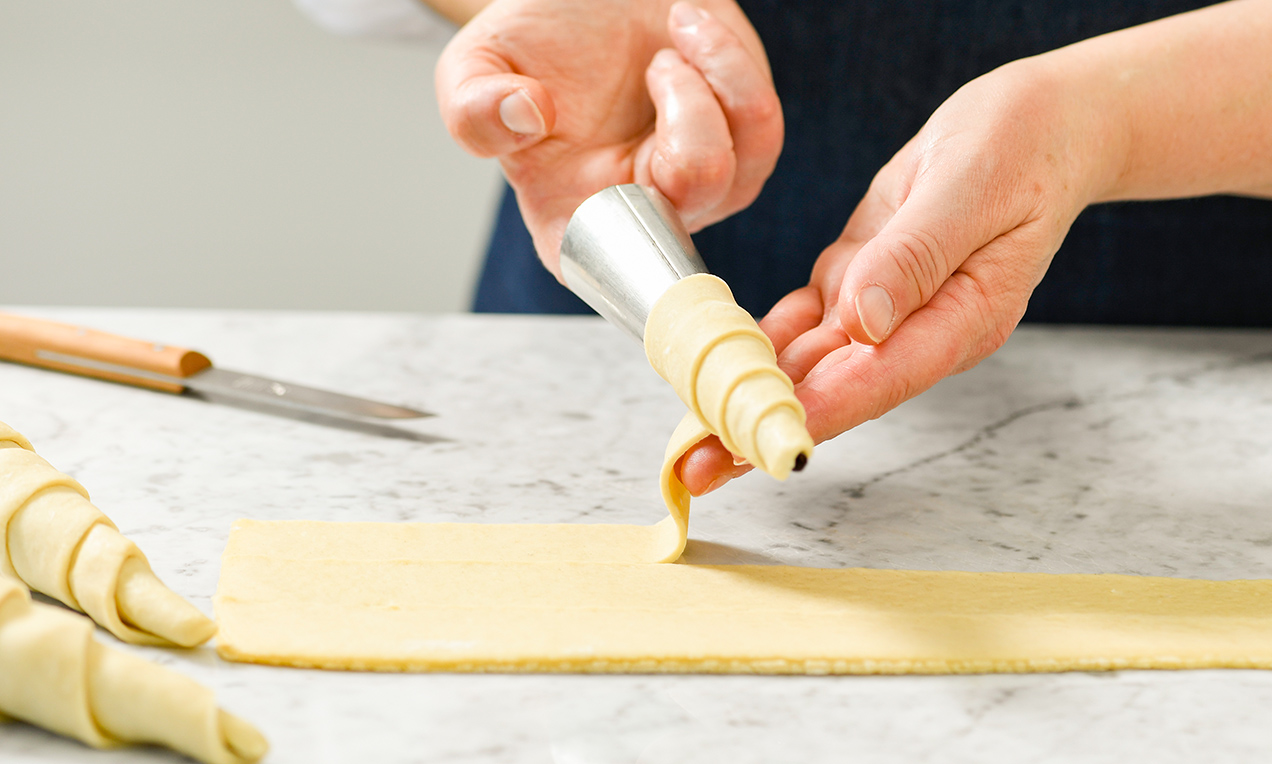 Picture - Schillerlocken Teig Hütchen wickeln 4697 Ausschnitt